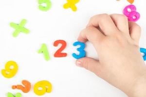 clases de matemáticas preescolares con niños, aprender a contar números educación inclusiva para niños con autismo foto