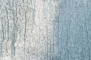 Textura de escarcha blanca sobre vidrio, fondo de invierno helado foto