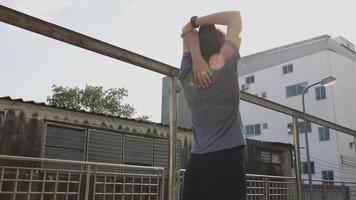 las mujeres se estiran y se calientan antes de correr por la calle al atardecer. video