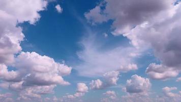 construção de nuvens de movimentos. lapso de tempo do céu de nuvens brancas fofas inchado. nuvens lentas. video