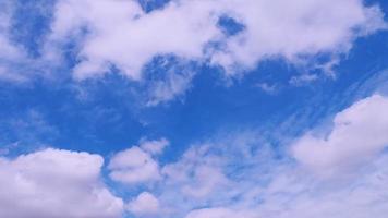 nuvole bianche che si muovono nel cielo blu