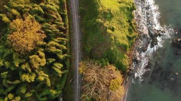 vista aérea de cima para baixo trem ferrovia para batumi com vista panorâmica para o mar na Geórgia video