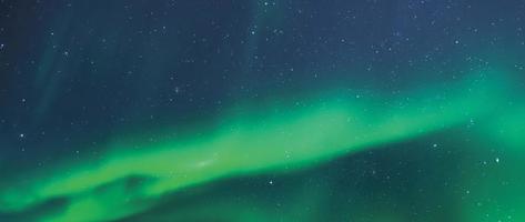 luz verde aurora del norte sobre islandia luces y remolinos en el cielo el magnífico fenómeno de la aurora boreal foto