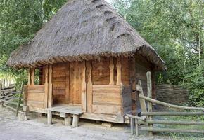 Antiguo granero rural tradicional de Ucrania con techo de paja foto