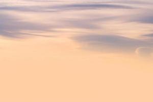 cielo blanco y naranja con nubes blancas y grises. día de sol con cielo blanco en el fondo de la mañana foto