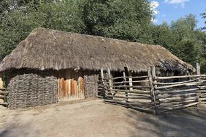 El antiguo granero rural ucraniano tejido tradicional con techo de paja