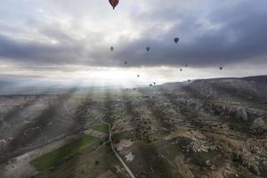Los globos vuelan sobre los valles de Capadocia. foto