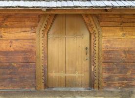 Antiguas puertas de madera antiguas en la pared de la vieja cabaña