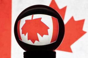 Bandera de Canadá en una reflexión sobre una bola de cristal foto