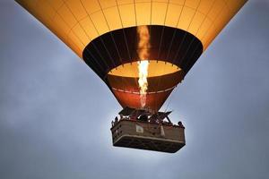 vuelo de un globo en un cielo azul. 12.05.2018. pavo. foto