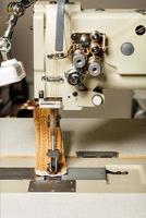 pieza de trabajo de la máquina de coser industrial para la fabricación de tapicería de muebles, primer plano. foto