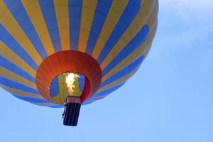 volando un hermoso globo en el cielo azul de cerca