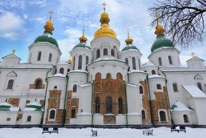 el famoso st. Catedral de Sofía en Kiev en el invierno contra el cielo nublado azul foto