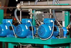 motores eléctricos en una línea de producción para generar presión de aire en una tubería. foto