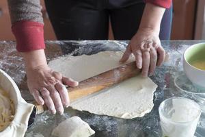 haciendo un pastel con relleno de cuajada foto