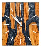 Precioso reloj de pared rectangular hecho de un corte de raíz de árbol y resina epoxi con una imitación de lava solidificada de un volcán, aislado en un fondo blanco.