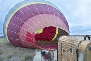 Capadocia, Goreme, Turquía. el proceso de inflar globos de aire caliente foto
