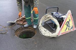 el empleado abrió la trampilla en la calle para eliminar la situación de emergencia foto