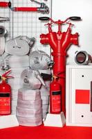 equipo contra incendios, mangueras, extintores, brusboit, boca de incendios en rojo brillante.