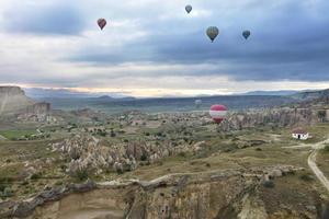 Varios globos vuelan sobre los valles de Capadocia.