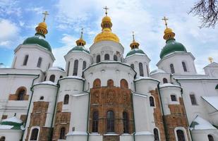 el famoso st. Catedral de Sofía en Kiev en el invierno contra el cielo nublado azul foto