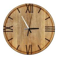 Hermoso reloj de pared de madera hecho de madera clara y cordel, aislado sobre fondo blanco. foto