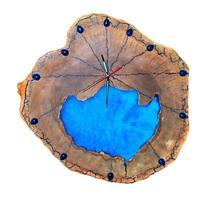 Hermoso reloj de pared de madera original hecho de raíz de árbol y epoxi azul aislado sobre fondo blanco. foto