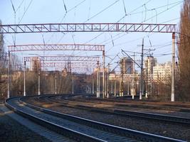 perspectiva y giro de un ferrocarril multicanal para trenes eléctricos foto