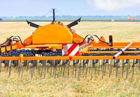 Complejo agrotécnico para nivelar la superficie del suelo, preparar el suelo del campo, cerrar la humedad antes de sembrar. foto