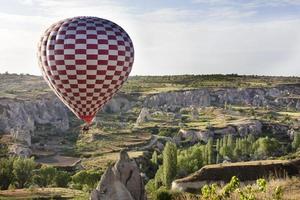 Un globo vuela sobre el valle de Capadocia. foto