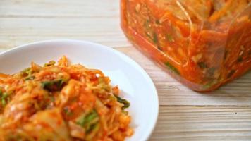 Col kimchi en un plato - estilo de comida tradicional coreana