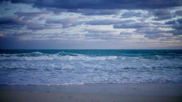 timelapse della spiaggia tempestosa dell'orizzonte in tempo tropicale video