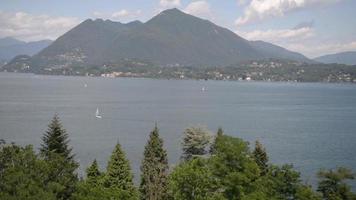 lake lago maggiore italien. fartyg båt färja glider genom vattnet.