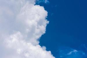 hermosas nubes blancas en un cielo azul brillante foto