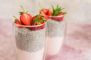 sabroso desayuno saludable, yogur con semillas de chía y frutas foto