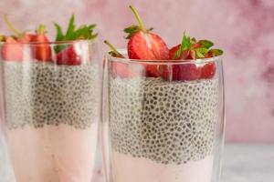 sabroso desayuno saludable, yogur con semillas de chía y frutas foto