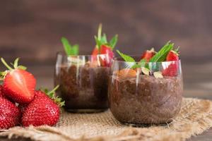pudín de chía con cacao, chocolate y nueces en leche de almendras foto
