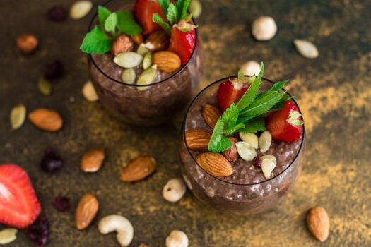 pudín de chía con cacao, chocolate y nueces en leche de almendras foto