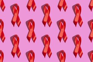 Día mundial del SIDA. patrón transparente sobre un fondo rosa. concepto de concienciación sobre el sida. foto
