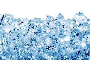 cubo de hielo transparente azul cristalino natural y cubitos de hielo realistas de color azul claro en blanco. foto