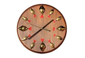 Reloj de pared redondo de madera maciza con señuelos de pesca en lugar de números en círculo, aislado sobre fondo blanco. foto