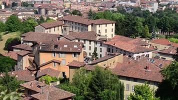 bergamo italie vue du haut les toits de la vieille ville