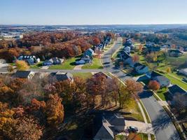 vista aérea de eau claire, wisconsin, barrio residencial en otoño. Calles anchas con bordillos y aceras. grandes casas y patios. parque cercano. cielo azul en el horizonte. foto