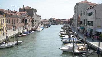 Venedig Straßen und Kanäle. Schiffe fahren im Sommer auf dem Wasser video