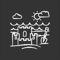 Icono de tiza blanca de la playa del océano sobre fondo negro. orilla marina. castillo de arena. vacaciones familiares marítimas. viaje a un país exótico. ilustración de pizarra de vector aislado