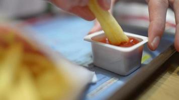 comer una comida rápida - patatas fritas y tomate video