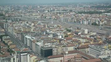 uitzicht op Milaan vanaf de bovenste verdieping van een wolkenkrabber palazzo lombardia video