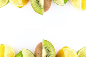 Fondo de lima y kiwi, fondo de alimentos, fondo de frutas y verduras con espacio para copiar texto, ingredientes de alimentos frescos para cocinar, vista superior con espacio de copia, banner publicitario de alimentos foto