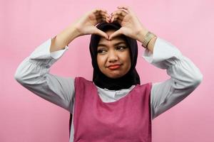 Primer plano de una hermosa joven musulmana con manos de amor, te amo, aislado