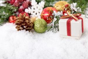 Borde navideño con adornos y regalos en la nieve. espacio para copia.